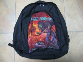 Iron Maiden ruksak čierny, 100% polyester. Rozmery: Výška 42 cm, šírka 34 cm, hĺbka až 22 cm pri plnom obsahu